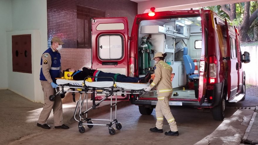 Após atropelar ‘caramelo’, jovem sofre queda de patinete na Avenida Guaíra