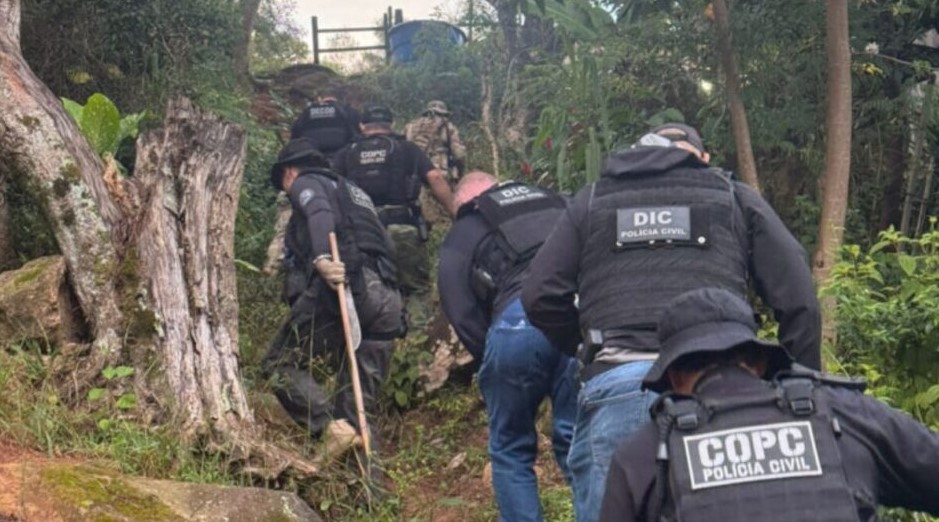 Pernas invertidas indicam tortura em cadáver encontrado em cemitério