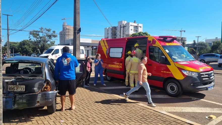 Pedestre é atropelada após acidente entre Clio e van no Centro de Cascavel