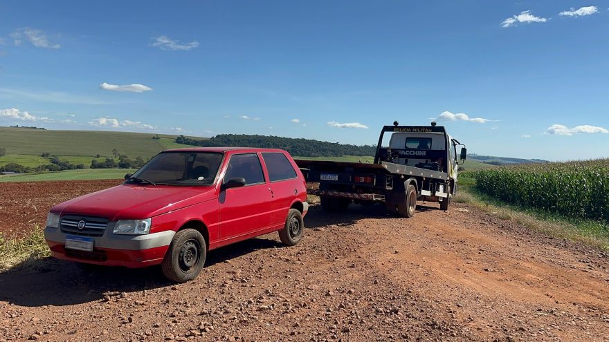 Fiat Uno abandonado próximo a chácara usada para contrabando em Santa Tereza do Oeste é apreendido pela PM