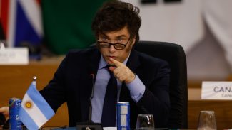 Milei restringe imigração e permanência de estrangeiros na Argentina
