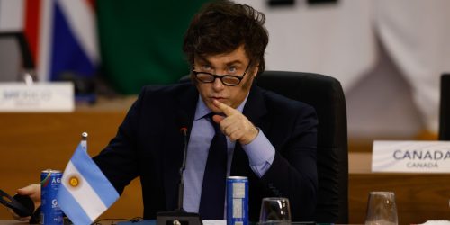 Imagem referente a Milei restringe imigração e permanência de estrangeiros na Argentina