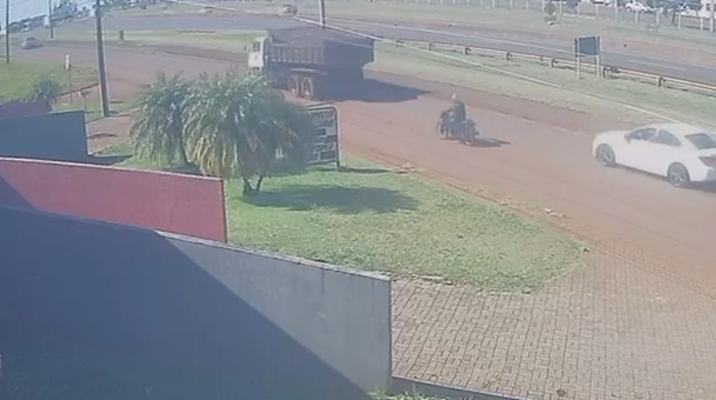 Câmera mostra como aconteceu o acidente que vitimou Valdair Farezin, em Cascavel Câmera mostra como aconteceu o acidente que vitimou Valdair Farezin, em Cascavel