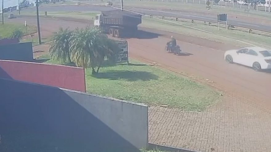Câmera mostra como aconteceu o acidente que vitimou Valdair Farezin, em Cascavel