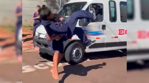 WWE na saída de colégio de Cascavel? Adolescente aplica “Body Slam” em aluno na porta da escola Imagem referente a WWE na saída de colégio de Cascavel? Adolescente aplica “Body Slam” em aluno na porta da escola