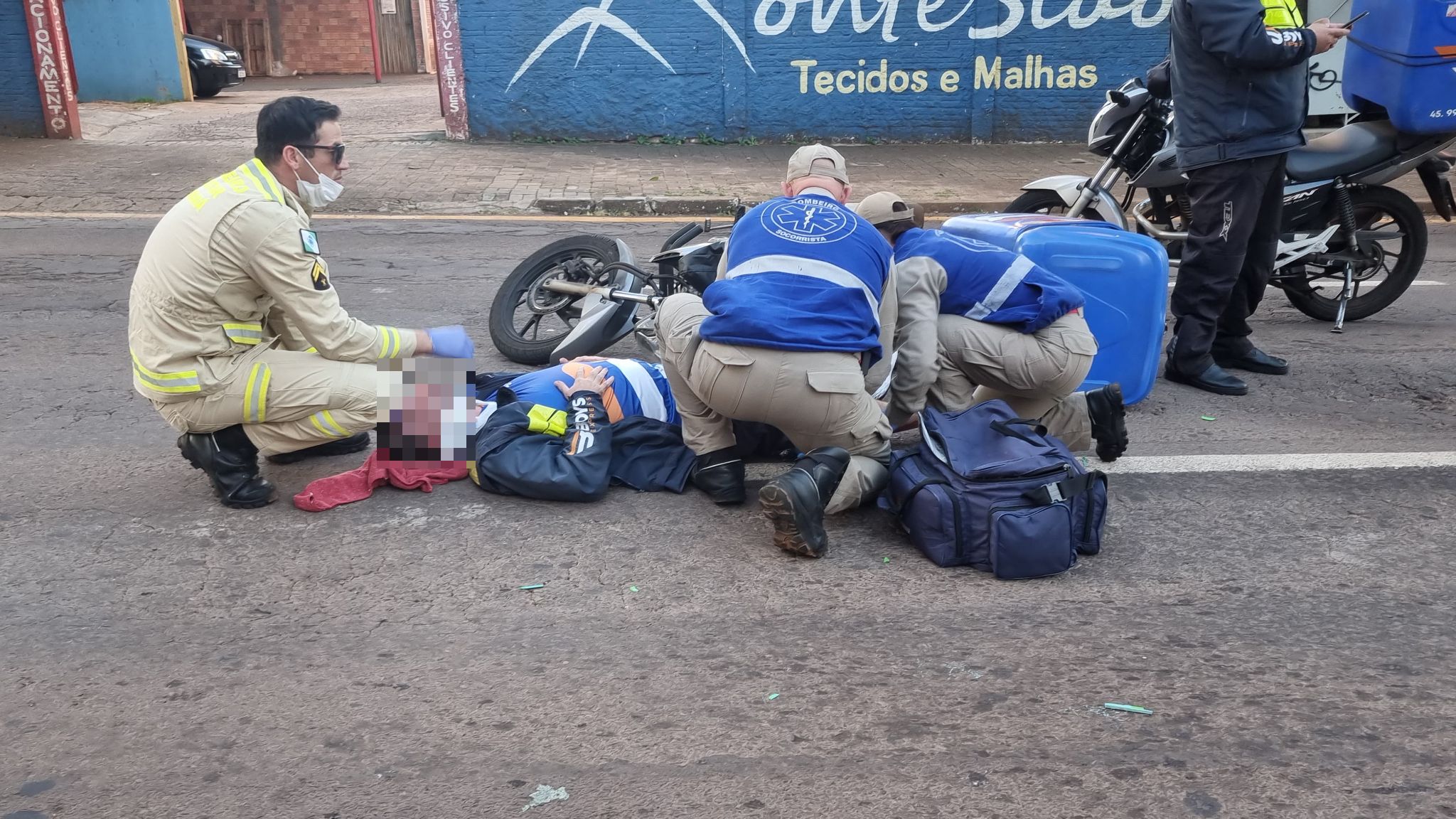 Fio caído enrosca em pescoço de motociclista na Rua São Paulo