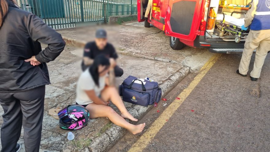 Mãe a caminho de escola é hospitalizada após colisão no São Cristóvão