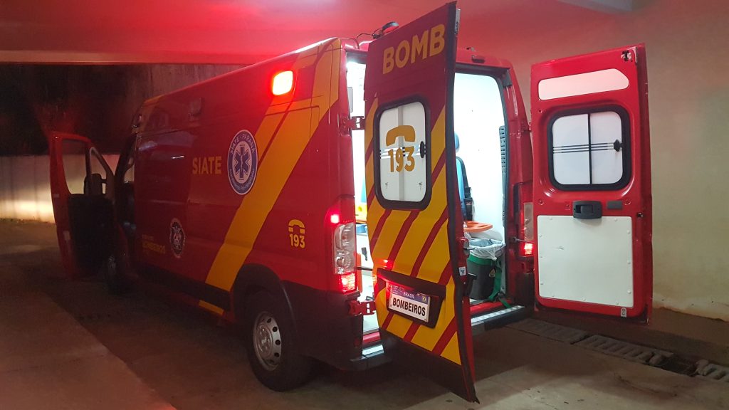 Mulher sofre queda e é socorrida pelo Siate Mulher sofre queda e é socorrida pelo Siate