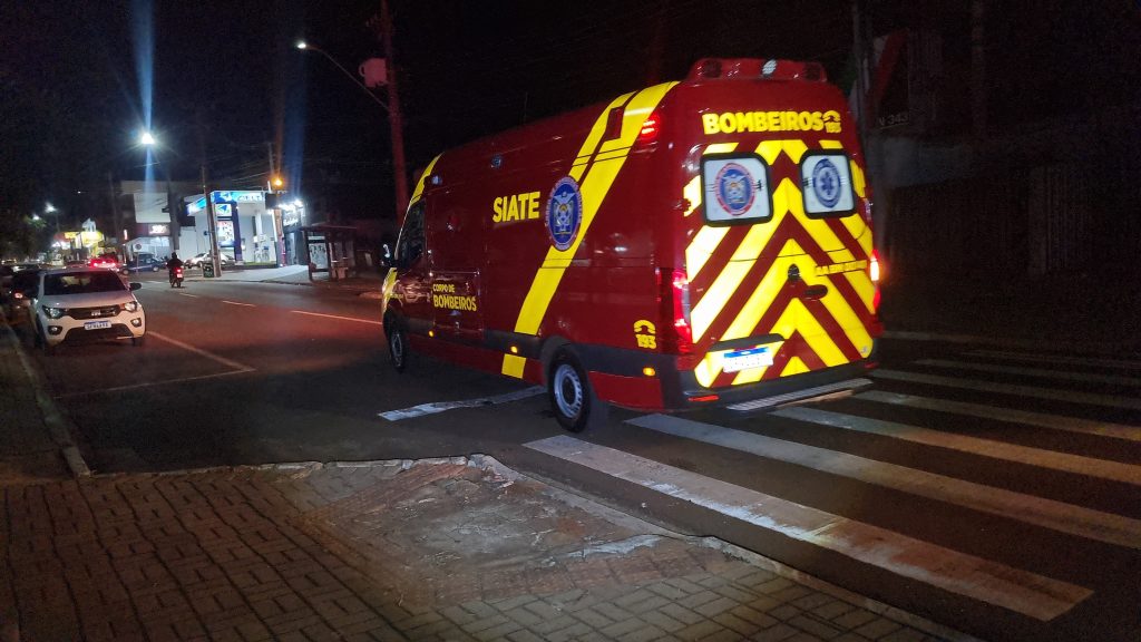 Criança sofre fratura no braço ao ser atropelada por moto na Rua Itália