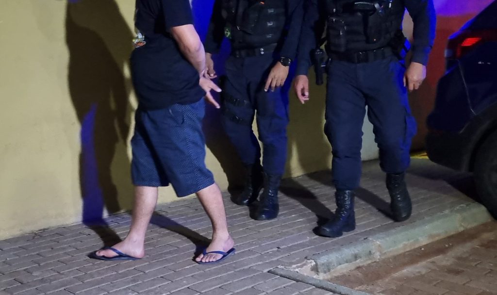 Embriagado e dirigindo carro com R$ 9 mil em débitos, homem é detido pela GM no Brasília