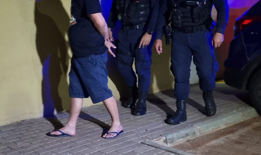 Embriagado e dirigindo carro com R$ 9 mil em débitos, homem é detido pela GM no Brasília