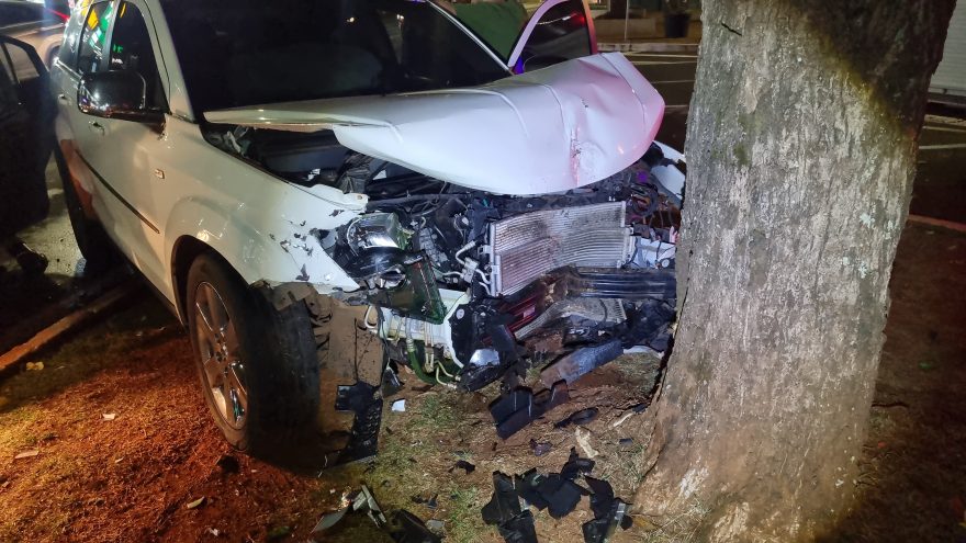Ambulância e caminhão dos Bombeiros são mobilizados em forte batida na Avenida Brasil