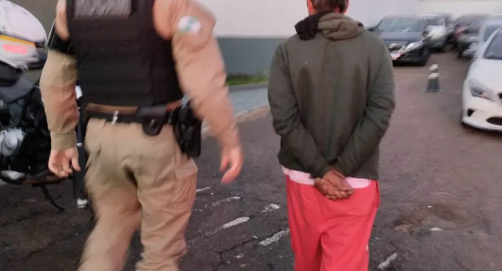 Luta contra o vício: ex-policial é preso com cocaína em ponto de drogas