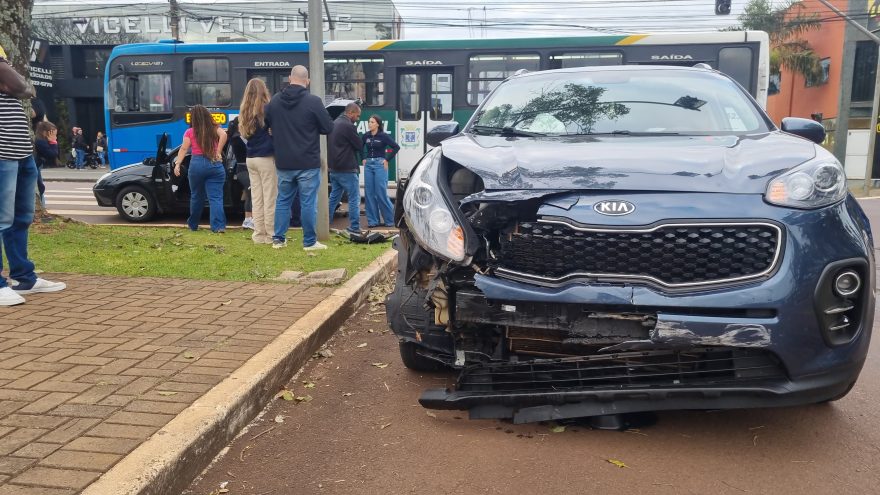 Forte colisão entre Focus e Sportage é registrada em cruzamento com semáforo em Cascavel