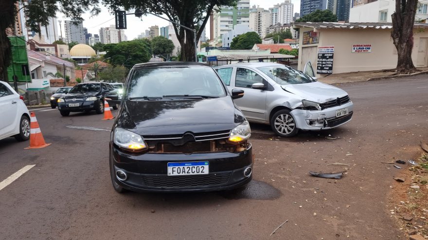 Colisão entre dois Fox é registrada no Centro de Cascavel