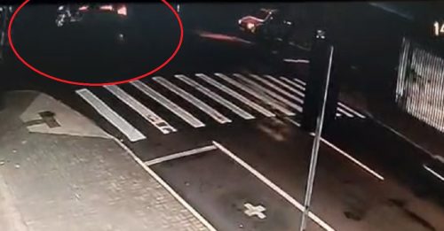 Câmera registra acidente que deixou casal ferido na Rua Xavantes Imagem referente a Câmera registra acidente que deixou casal ferido na Rua Xavantes