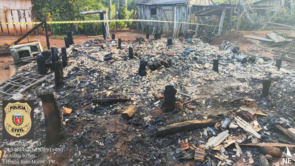 Idoso e quatro cães morrem carbonizados em incêndio Idoso e quatro cães morrem carbonizados em incêndio