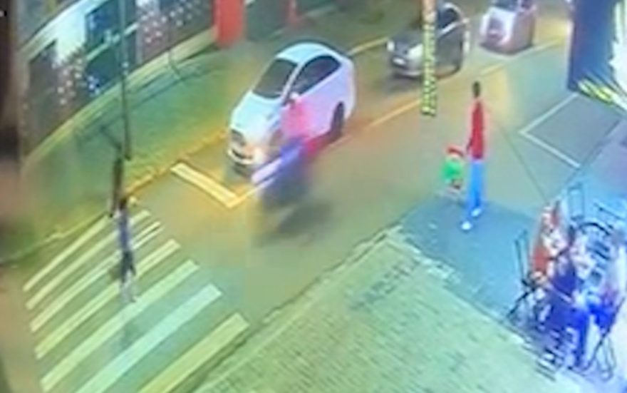Imagens fortes mostram momento em que criança é atropelada no Cascavel Velho