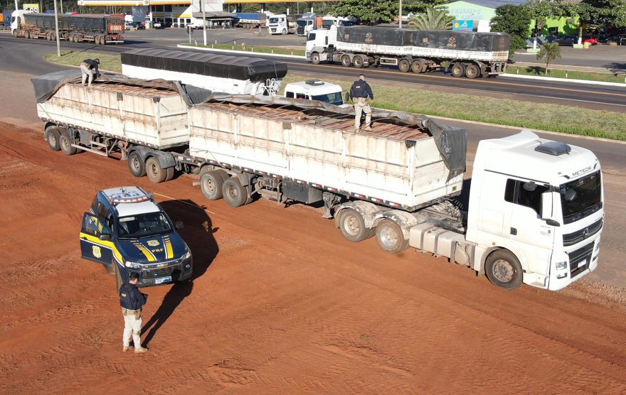 PRF apreende 600 mil maços de cigarros em bitrem, na BR 163