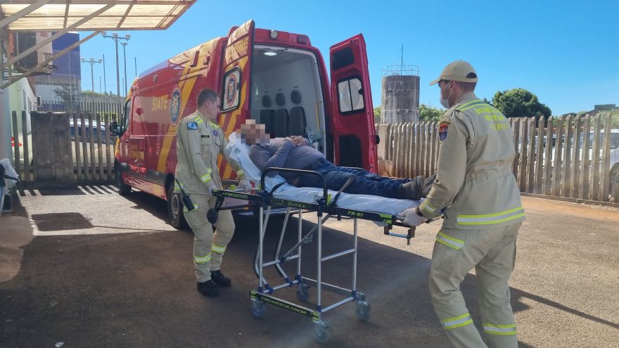 Homem desmaia na Rua Souza Naves e é socorrido pelo Siate