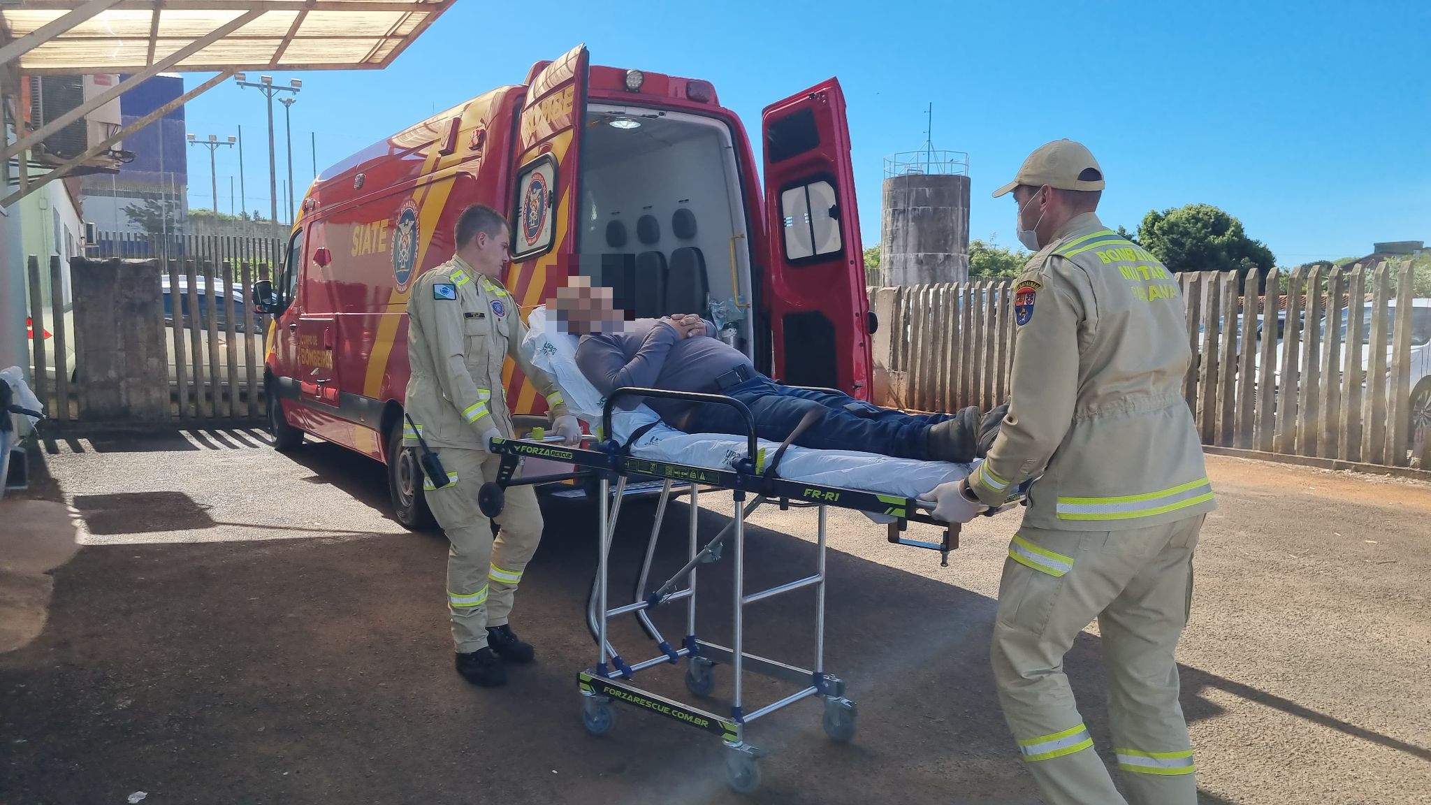 Homem desmaia na Rua Souza Naves e é socorrido pelo Siate Homem desmaia na Rua Souza Naves e é socorrido pelo Siate