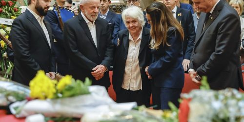 Milhares de uruguaios se despedem de Pepe Mujica em funeral Imagem referente a Milhares de uruguaios se despedem de Pepe Mujica em funeral
