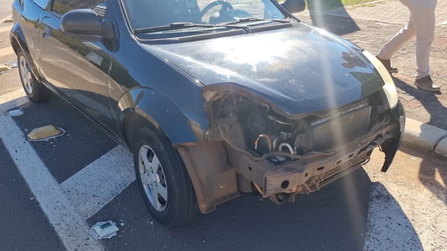 Ford Ka e caminhão colidem em cruzamento no Centro de Cascavel