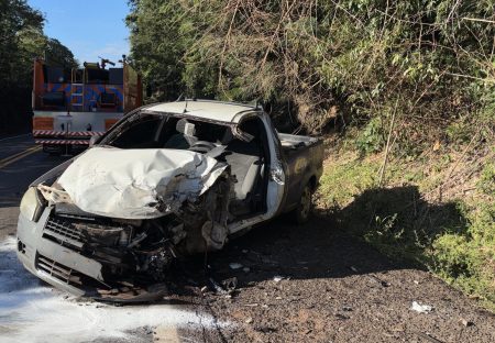Colisão lateral deixa um ferido e veículos danificados na PR-182 Imagem referente a Colisão lateral deixa um ferido e veículos danificados na PR-182