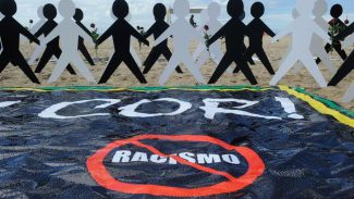 Torcedor chileno é preso após gestos racistas em jogo no Maracanã