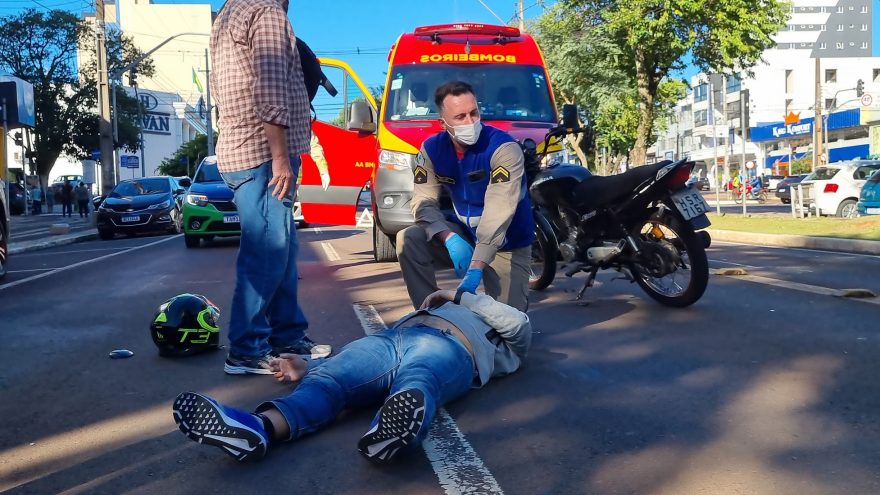 Homem fica ferido em colisão entre carro e moto na Avenida Brasil em Cascavel