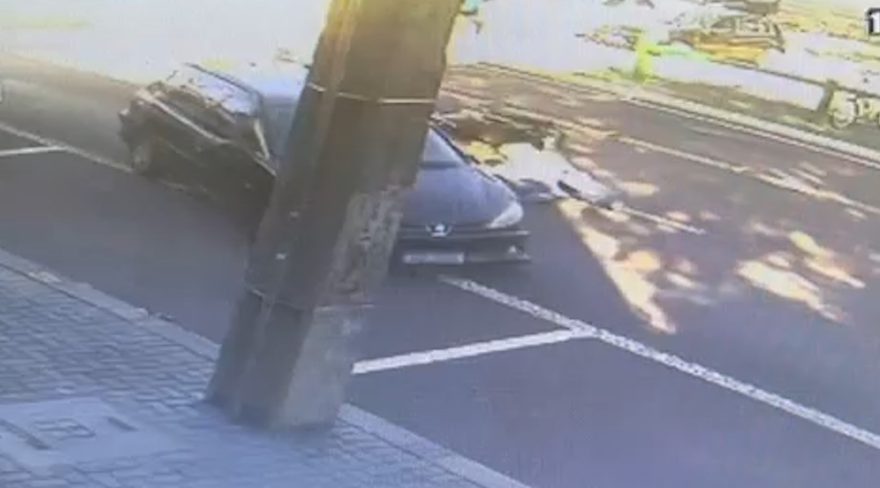 Motociclista colide com Peugeot que saía de vaga de estacionamento na Avenida Brasil