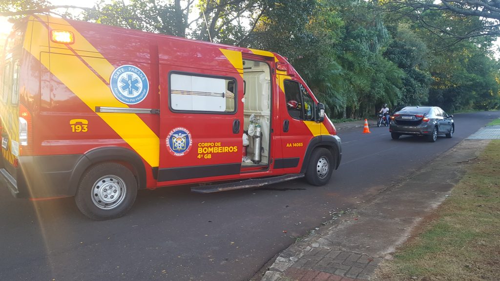 Corolla atinge duas crianças em patinete na Rua Terezina em Cascavel