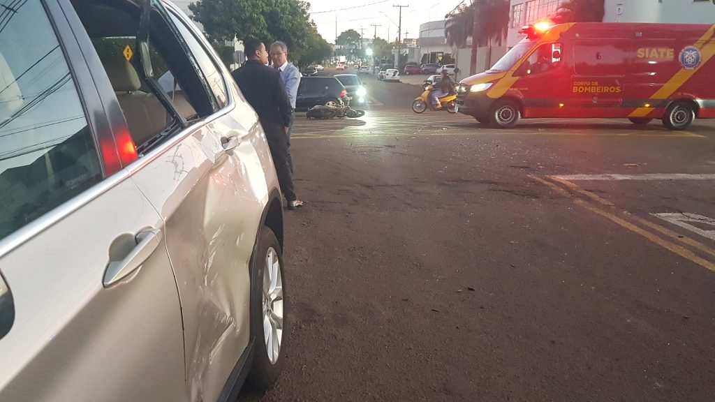 Grave acidente entre moto e BMW é registrado no Centro Grave acidente entre moto e BMW é registrado no Centro