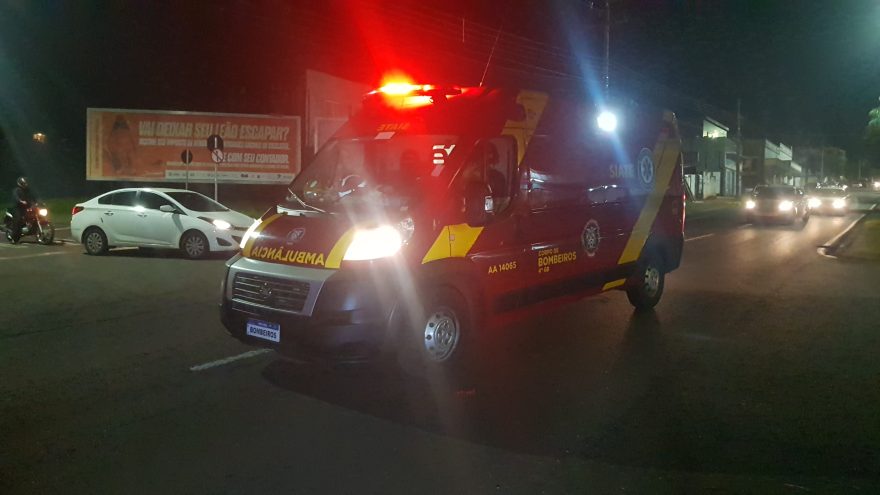 Acidente entre carro e moto na Avenida Brasil deixa jovem ferido