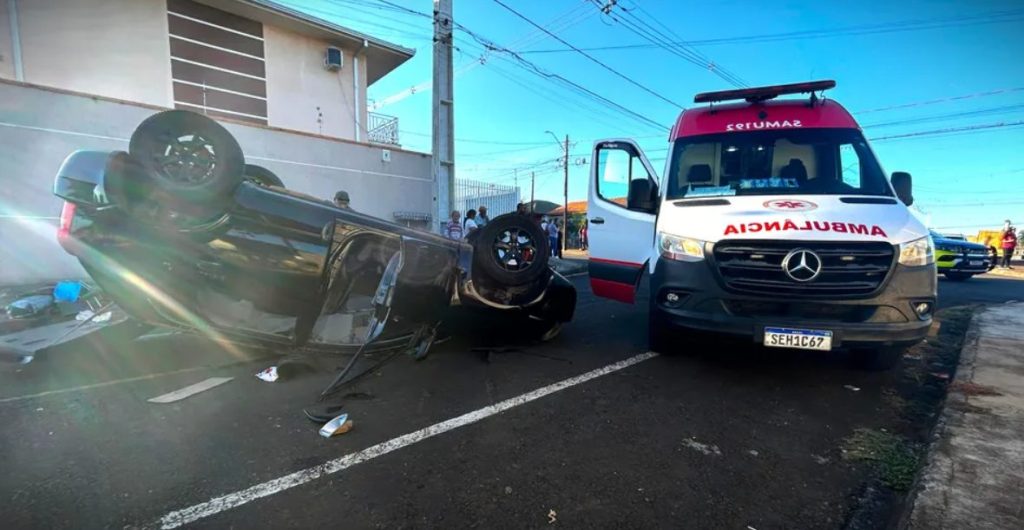 Colisão entre Palio e Tucson termina em capotamento em Ponta Grossa