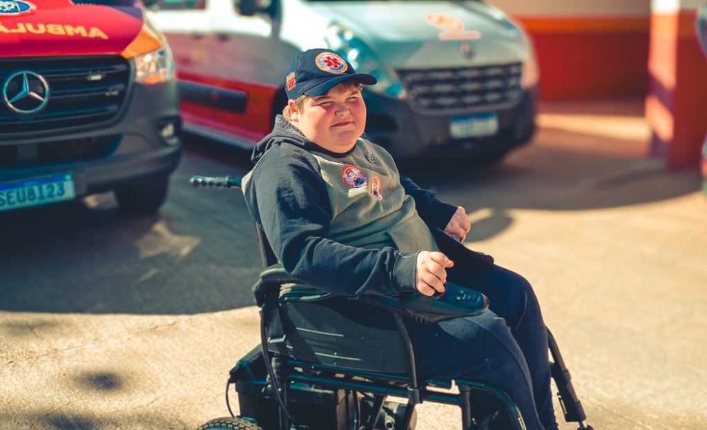 Davi realiza sonho ao visitar o Samu em Toledo, antes de tratamento na Itália