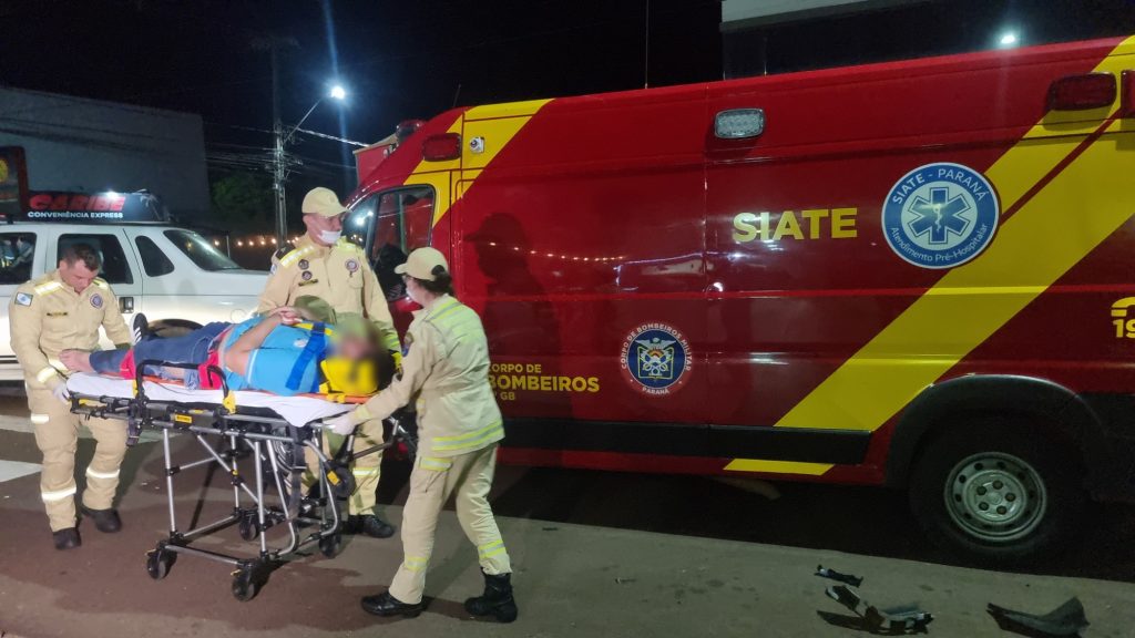 Homem fica ferido em batida entre moto e caminhonete na Rua Manaus