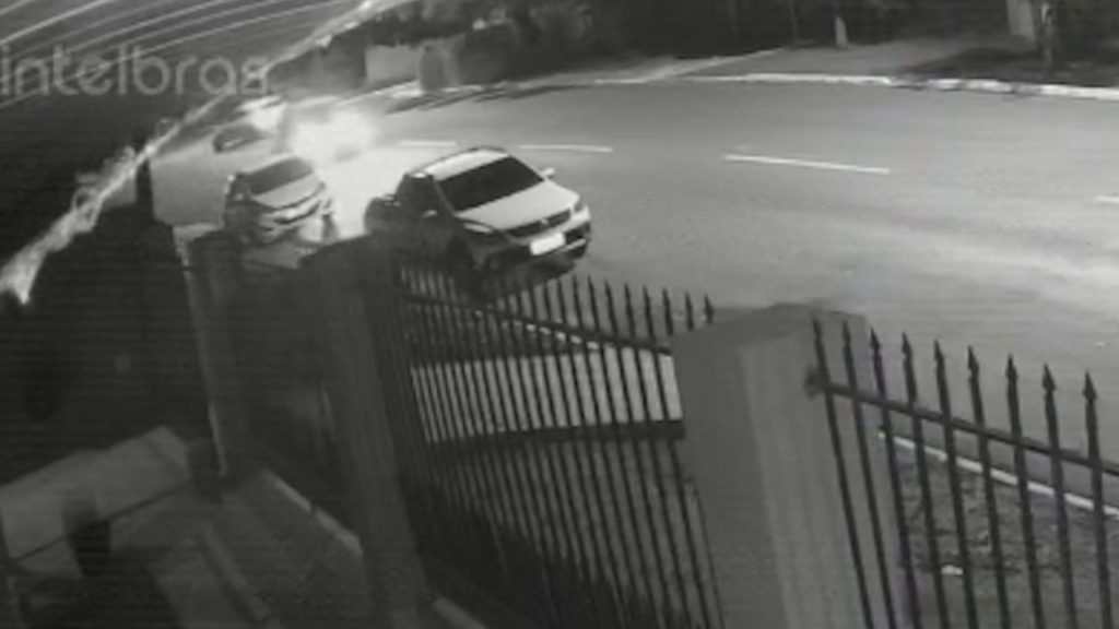Câmera flagra batida entre carro e moto no Bairro Brasília em Cascavel