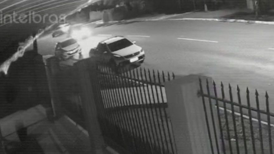 Câmera flagra batida entre carro e moto no Bairro Brasília em Cascavel