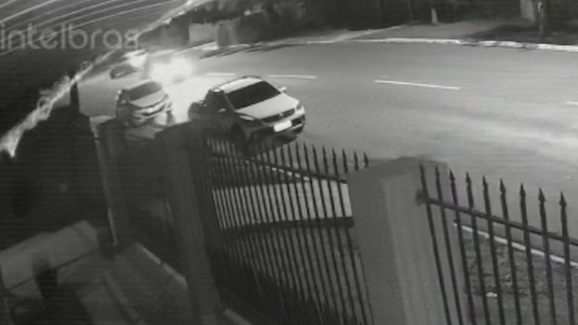 Câmera flagra batida entre carro e moto no Bairro Brasília em Cascavel