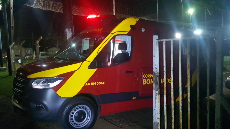 Adolescente de 16 anos se machuca jogando bola na Rua Pio XII em Cascavel