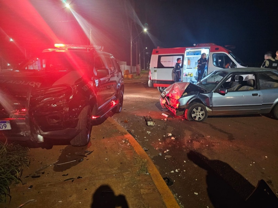 Motociclista em fuga provoca acidente entre viatura da Rotam e carro de passeio em Toledo