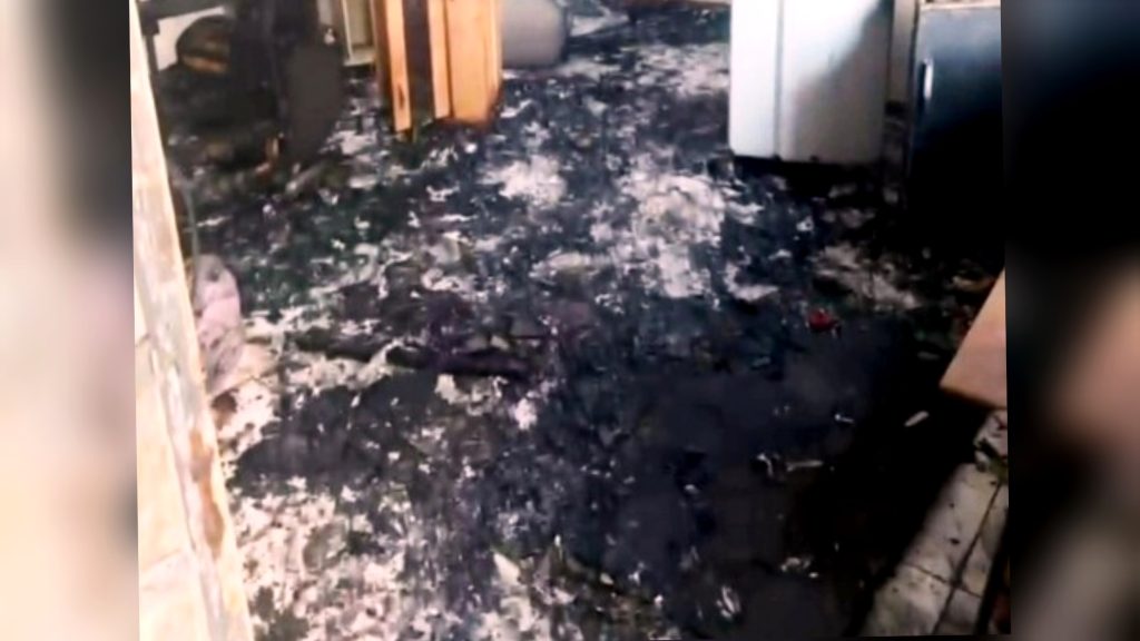 Mulher é presa em flagrante após incendiar residência do ex em Nova Aurora Mulher é presa em flagrante após incendiar residência do ex em Nova Aurora