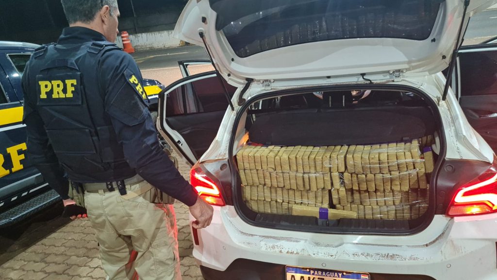 PRF apreende veículo carregado com 302 kg de maconha na BR-277 PRF apreende veículo carregado com 302 kg de maconha na BR-277