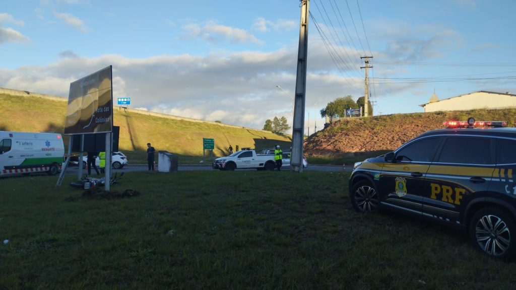 Jovem de 22 anos perde a vida após bater moto contra placa de sinalização Jovem de 22 anos perde a vida após bater moto contra placa de sinalização