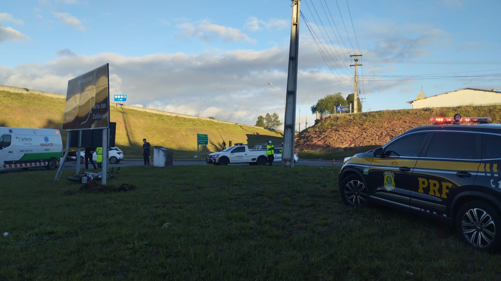 Jovem de 22 anos perde a vida após bater moto contra placa de sinalização