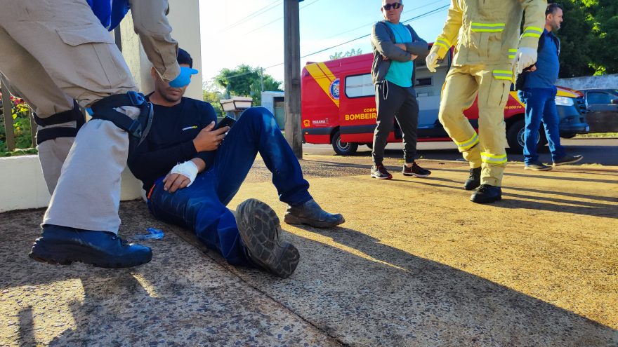 Motociclista tem lesão grave na mão após colisão com carro na Rua Antonina