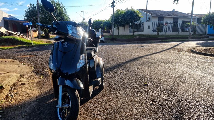 Idoso fica ferido após colisão entre triciclo elétrico e carro