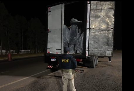 PRF apreende mais de 10 mil cigarros eletrônicos contrabandeados na BR-277 Imagem referente a PRF apreende mais de 10 mil cigarros eletrônicos contrabandeados na BR-277