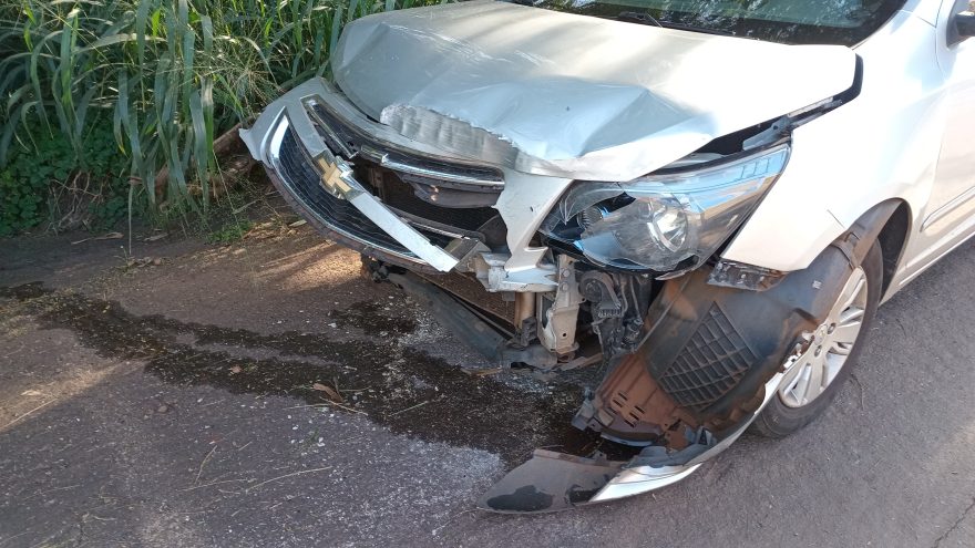 Carros se envolvem em acidente no Bairro Country